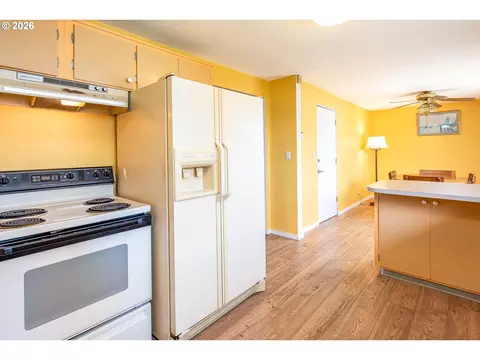 Kitchen - 3430 E St, Springfield, OR 97478 photo 5 of 6