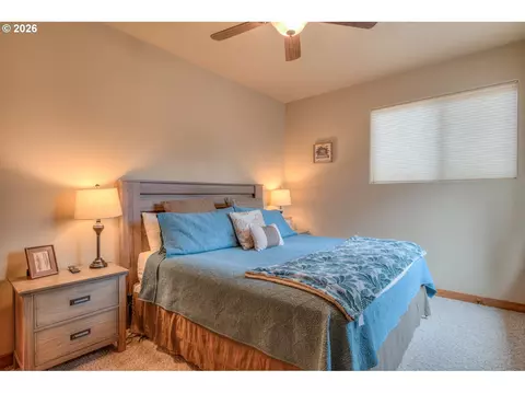 Bedroom - 56340 Solar Dr, Bend, OR 97707 photo 6 of 9