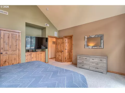 Bedroom - 56340 Solar Dr, Bend, OR 97707 photo 4 of 9