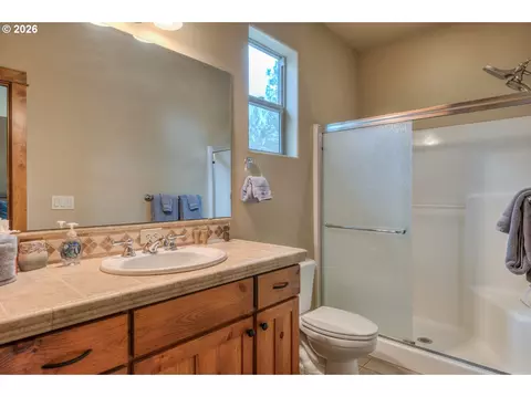 Bath - 56340 Solar Dr, Bend, OR 97707 photo 4 of 5