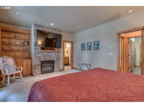 Bedroom - 56340 Solar Dr, Bend, OR 97707 photo 2 of 9