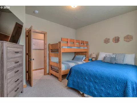 Bedroom - 56340 Solar Dr, Bend, OR 97707 photo 5 of 9