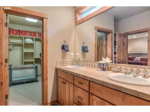 Bath - 56340 Solar Dr, Bend, OR 97707 photo 3 of 5