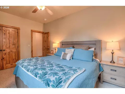 Bedroom - 56340 Solar Dr, Bend, OR 97707 photo 7 of 9
