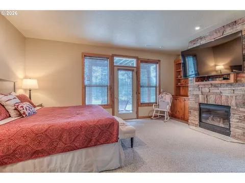 Bedroom - 56340 Solar Dr, Bend, OR 97707 photo 1 of 9