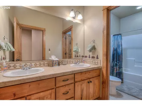 Bath - 56340 Solar Dr, Bend, OR 97707 photo 5 of 5