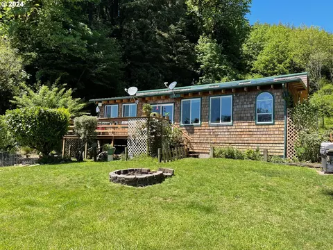 83126 Siltcoos Station Rd, Westlake, OR 97493