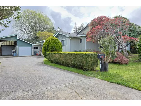 1091 Clark St, North Bend, OR 97459