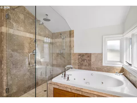 Bath - 2883 Lord Byron Pl, Eugene, OR 97408 photo 4 of 5