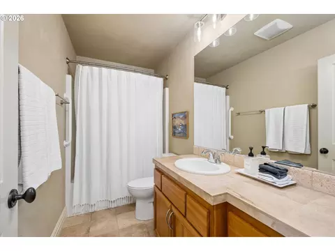 Bath - 2883 Lord Byron Pl, Eugene, OR 97408 photo 5 of 5