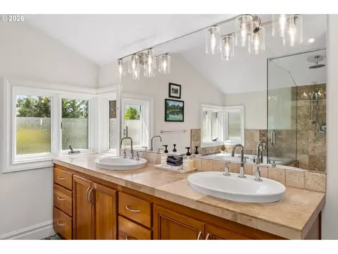 Bath - 2883 Lord Byron Pl, Eugene, OR 97408 photo 3 of 5