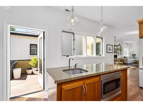 Kitchen - 2883 Lord Byron Pl, Eugene, OR 97408 photo 4 of 6