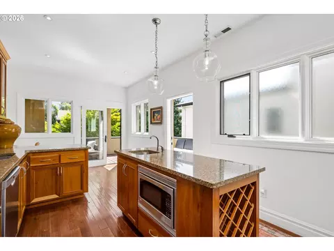Kitchen - 2883 Lord Byron Pl, Eugene, OR 97408 photo 5 of 6