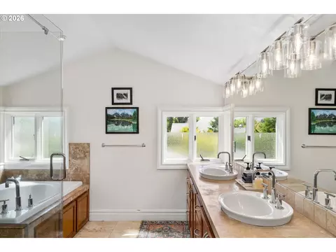 Bath - 2883 Lord Byron Pl, Eugene, OR 97408 photo 2 of 5