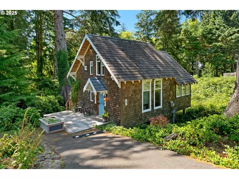 683 E 6th St, Cannon Beach, OR 97110