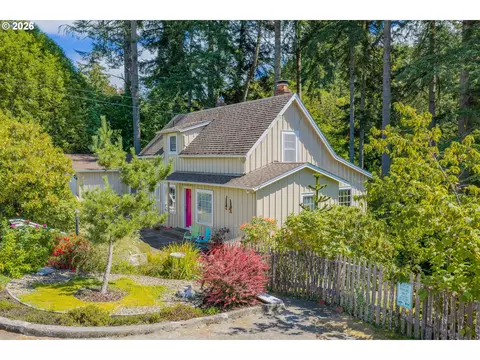 905 E 1st St, Coquille, OR 97423
