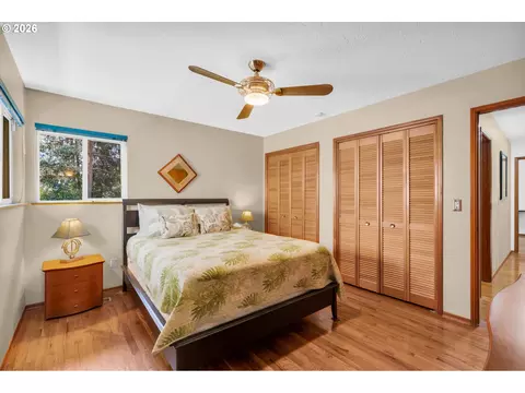 Bedroom - 725 NW Mawrcrest Dr, Gresham, OR 97030 photo 1 of 4