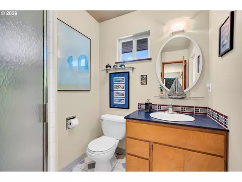 Bath - 725 NW Mawrcrest Dr, Gresham, OR 97030 photo 2 of 3