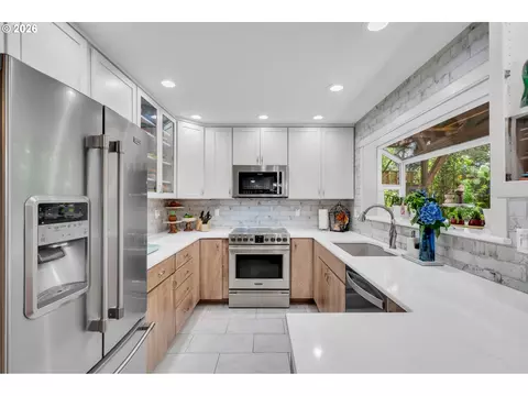 Kitchen - 725 NW Mawrcrest Dr, Gresham, OR 97030 photo 1 of 4
