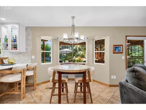 Dining - 725 NW Mawrcrest Dr, Gresham, OR 97030 photo 1 of 1