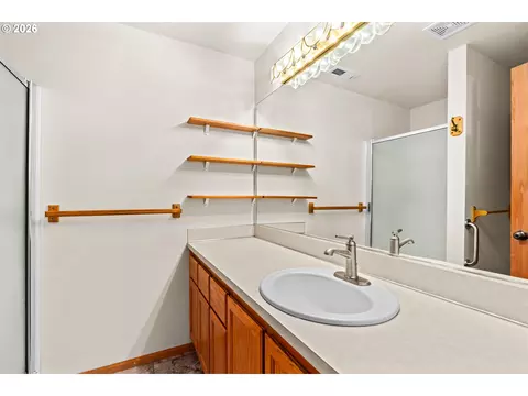 2484 Melrose Loop, Eugene, OR 97402 photo 16