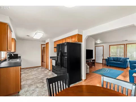 2484 Melrose Loop, Eugene, OR 97402 photo 11