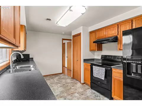2484 Melrose Loop, Eugene, OR 97402 photo 9