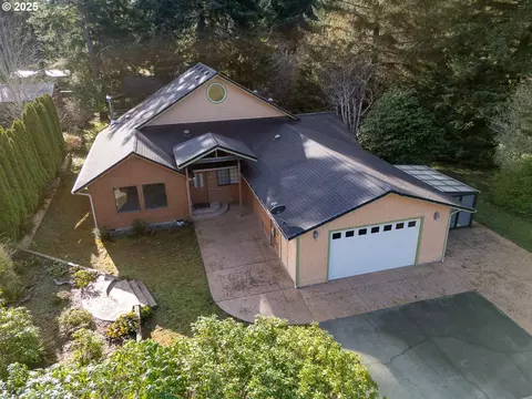 1108 6th St SE, Bandon, OR 97411