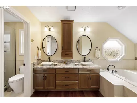 Bath - 2745 NE Kelly Pl, Gresham, OR 97030 photo 4 of 6