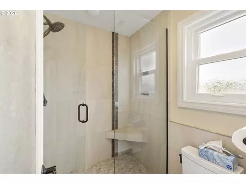 Bath - 2745 NE Kelly Pl, Gresham, OR 97030 photo 6 of 6