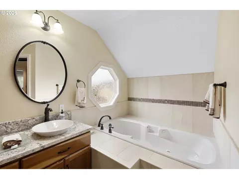 Bath - 2745 NE Kelly Pl, Gresham, OR 97030 photo 5 of 6