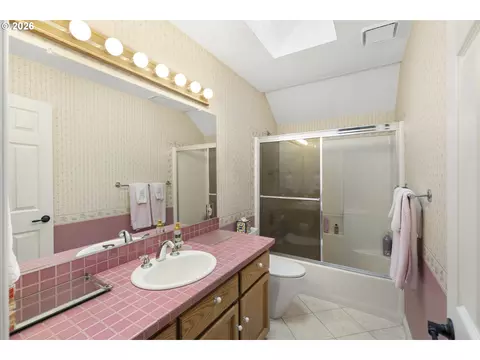 Bath - 2745 NE Kelly Pl, Gresham, OR 97030 photo 2 of 6