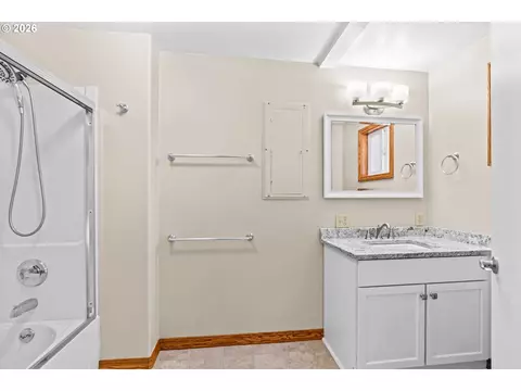 Bath - 1716 Parnell Dr, Eugene, OR 97404 photo 1 of 4