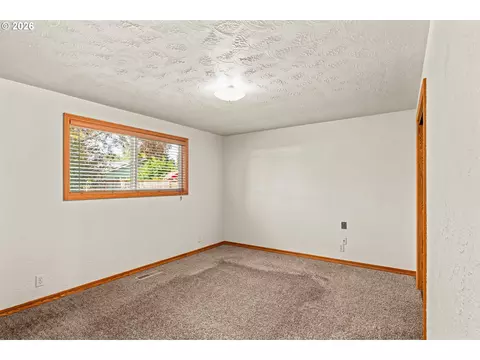 Bedroom - 1716 Parnell Dr, Eugene, OR 97404 photo 2 of 6