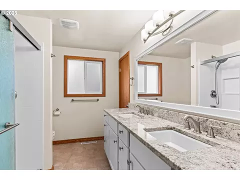 Bath - 1716 Parnell Dr, Eugene, OR 97404 photo 2 of 4