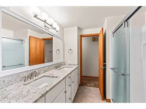 Bath - 1716 Parnell Dr, Eugene, OR 97404 photo 4 of 4
