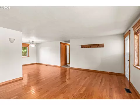 Living - 1716 Parnell Dr, Eugene, OR 97404 photo 5 of 6