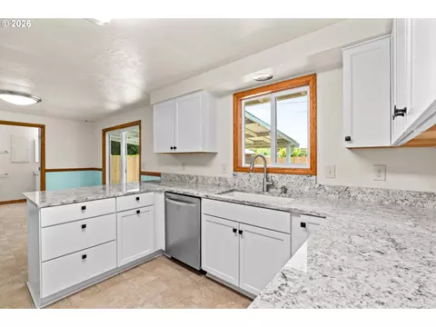 Kitchen - 1716 Parnell Dr, Eugene, OR 97404 photo 2 of 7