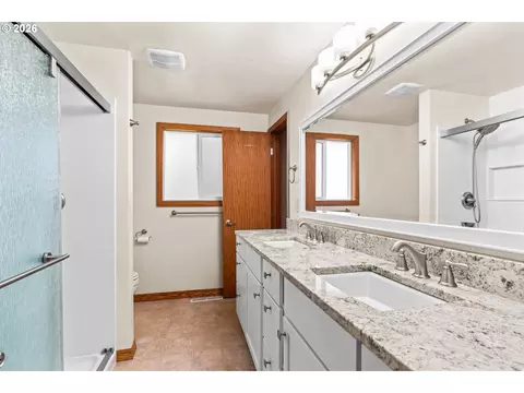 Bath - 1716 Parnell Dr, Eugene, OR 97404 photo 3 of 4