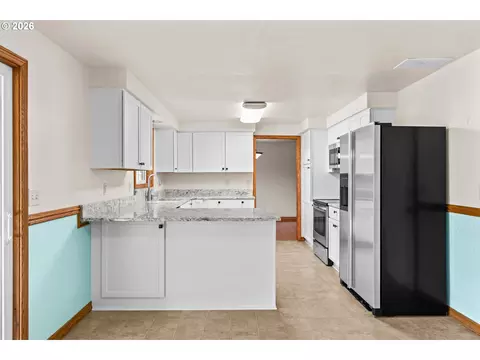 Kitchen - 1716 Parnell Dr, Eugene, OR 97404 photo 5 of 7
