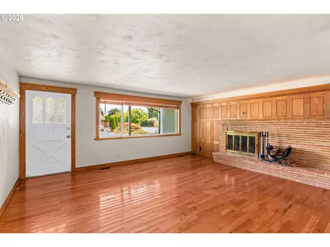 Living - 1716 Parnell Dr, Eugene, OR 97404 photo 4 of 6