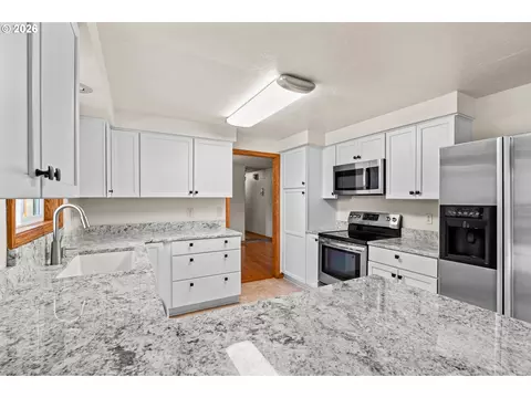Kitchen - 1716 Parnell Dr, Eugene, OR 97404 photo 3 of 7