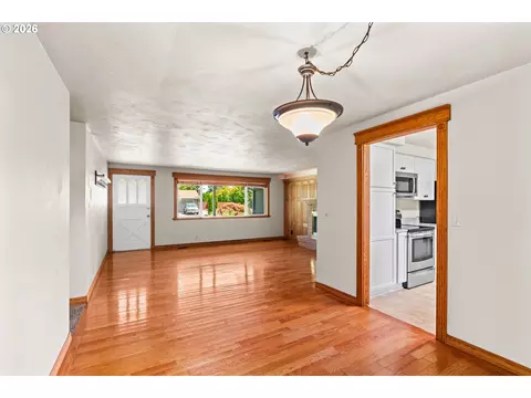 Living - 1716 Parnell Dr, Eugene, OR 97404 photo 6 of 6