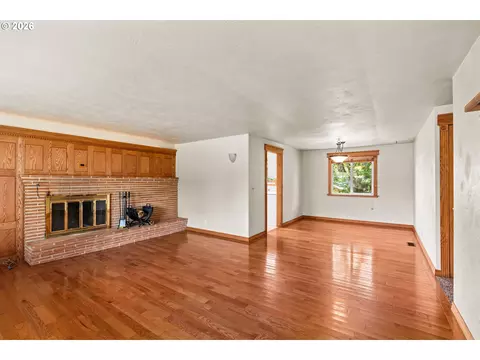 Living - 1716 Parnell Dr, Eugene, OR 97404 photo 2 of 6