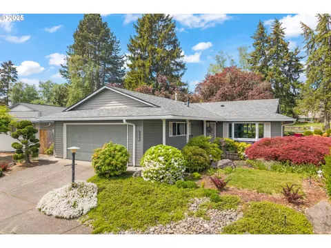 15915 SW Queen Victoria Pl, Portland, OR 97224