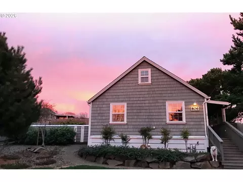 806 NE Mast Ave, Lincoln City, OR 97367