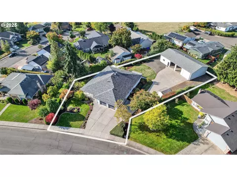 1085 Deer Run Ln, Woodburn, OR 97071