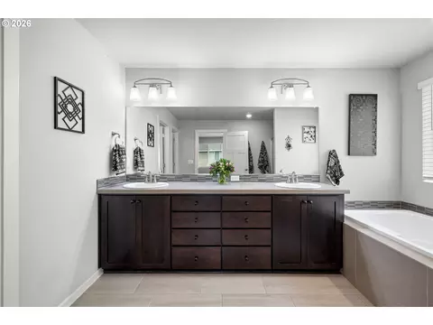 Bath - 4240 SW Mawrcrest Ave, Gresham, OR 97080 photo 3 of 5