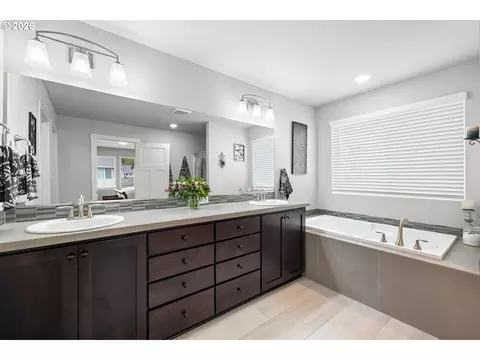 Bath - 4240 SW Mawrcrest Ave, Gresham, OR 97080 photo 4 of 5