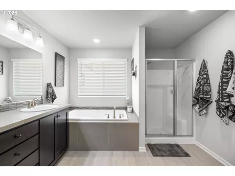 Bath - 4240 SW Mawrcrest Ave, Gresham, OR 97080 photo 5 of 5